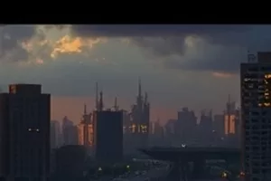 《挂在墙上的夏天》封面：老屋内墙上的褪色照片墙