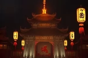 《深夜便利店》封面：凌晨便利店暖光货架